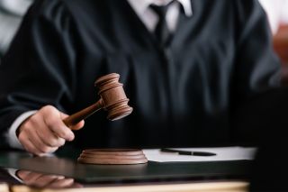 © LIGHTFIELD STUDIOS - stock.adobe.com Foto: Richter mit Richterhammer